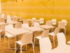 「冗談だろ……」平日のフードコートで目撃した“義父の裏の顔”に夫絶句。その衝撃行動とは