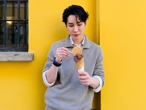 「か、かわいい」渡辺翔太、イタリアでジェラートを食べるプライベートショット！「彼氏感強すぎて」