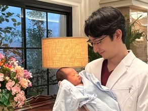 「新米パパさんいい笑顔」イケメン俳優、“我が子”とのツーショットに「お父さんの顔してますね」反響