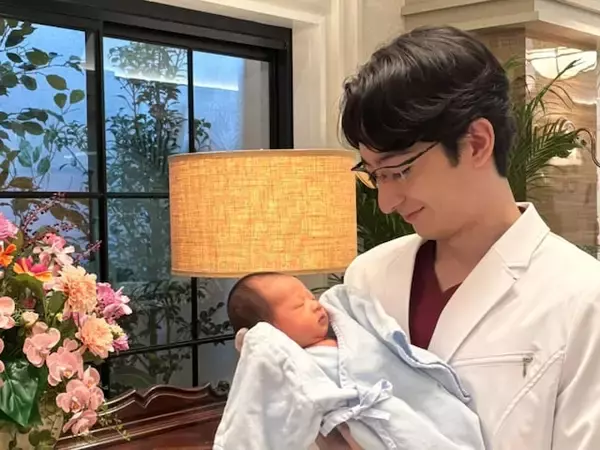 「新米パパさんいい笑顔」イケメン俳優、“我が子”とのツーショットに「お父さんの顔してますね」反響
