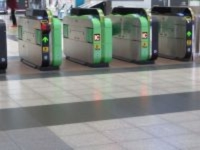 駅の改札で目撃した77歳実父の“衝撃行動”とは。47歳娘が直面した高齢者の「性と孤独」