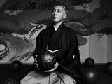 「「素敵な化学反応」市川團十郎、紋付き袴姿×ヴィトンのサッカーボールとのモノクロショット！ 「渋くて最高」」の画像1