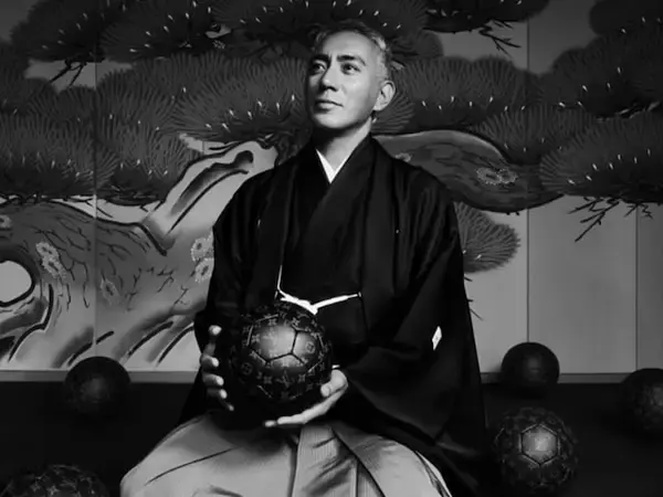 「素敵な化学反応」市川團十郎、紋付き袴姿×ヴィトンのサッカーボールとのモノクロショット！ 「渋くて最高」