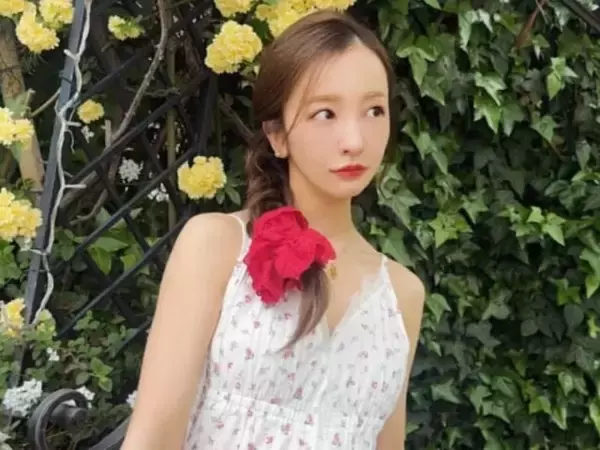 「めっちゃ足長く見える」板野友美、腕出しノースリーブコーデ公開「すごくきれい！」「めっちゃ可愛い」