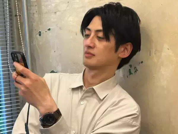 「ミルクとモナキの間」お笑い芸人、“ビジュ爆”な姿が話題に！「42歳コレまじ？」「顔整いおじさん」