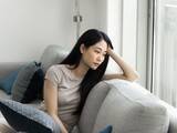 「Q. 梅雨になると憂うつで、疲れが取れません。上手な気分の切り替え方は？【公認心理師が回答】」の画像1