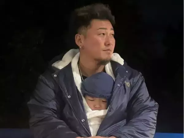 「パパしてるぅ」中田翔、次男を抱きかかえる姿に「胸キュンしたった」「パパの愛情が溢れ出てる」の声