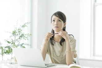 現在58歳の女性です。60歳以降も厚生年金に加入して働いたほうがいいのか悩んでいます