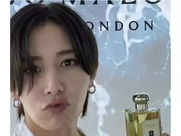「ねえアヒル口かわ！」山田涼介、白シャツ＆デニムの爽やかな姿に「過去一のビジュ」「襟足！！！！！」