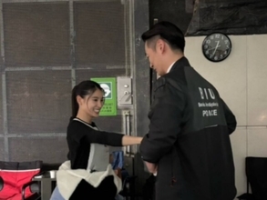 「たくましい腹筋…」土屋太鳳、イケメン俳優とじゃれ合う姿に反響！ 「強そう」「楽しそうで可愛い」