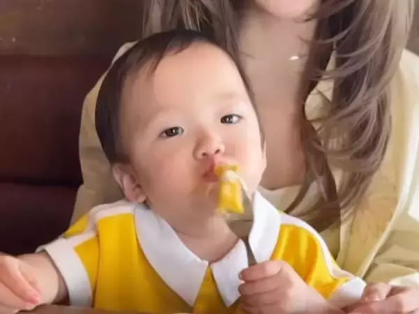 「モデルなれそう」人気YouTuberの妻、“初びっくりドンキーに大興奮”の息子公開「本当に食事中大人しい」