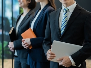 金融業・保険業の「平均年収」はいくら？ 年代別の推移を紹介