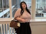 「「体重110kgでも足出してますから」人気インフルエンサー、美脚ショット公開！ 「この人すごく可愛い」」の画像1