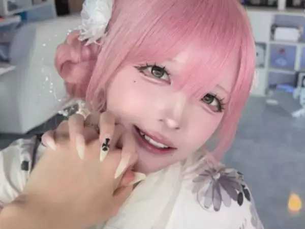 「この手はまさか、、」人気YouTuber、手つなぎショットに「旦那さんの手綺麗すぎ」「天使ですか！？」