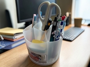 【ダイソー】使いやすくなって新登場！ 最新「回転式ペンホルダー」が進化した2つのポイント