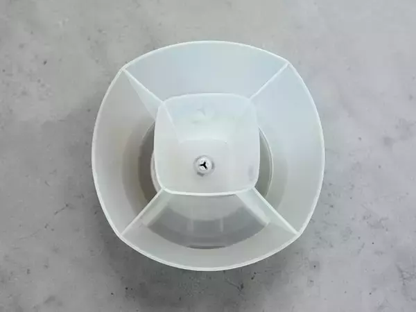 「【ダイソー】使いやすくなって新登場！ 最新「回転式ペンホルダー」が進化した2つのポイント」の画像