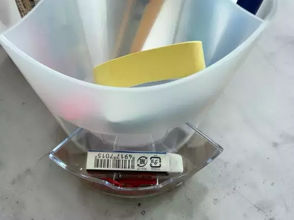 「【ダイソー】使いやすくなって新登場！ 最新「回転式ペンホルダー」が進化した2つのポイント」の画像