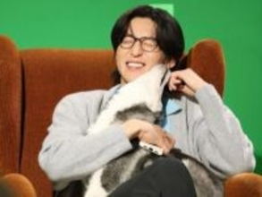 「かわいい子犬と目黒くん」目黒蓮、CMオフショット公開！ 「メガネ姿の蓮くんばりカッコよすぎるよ」