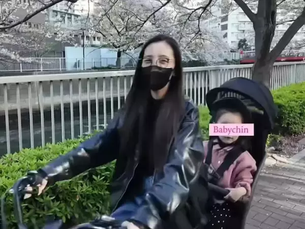 「またまた新車登場!?」板野友美、“うちのGクラス”紹介！ 「新鮮すぎる」「爆走するママな姿大好き」