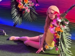「マーメイドがいたっ」西野カナ、金髪ロング×超ミニ丈スカート姿に 「ビジュ強」「30代に見えません」