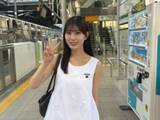 「「何駅か特定できる？」女子大生タレント、美脚際立つ駅ショットに反響！ 「滞在時間3時間だった笑」」の画像1