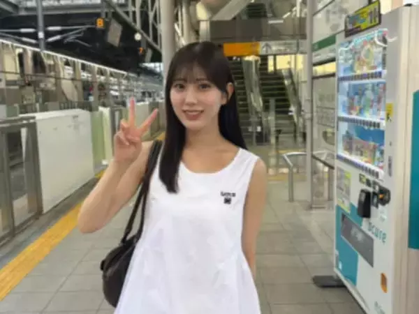 「何駅か特定できる？」女子大生タレント、美脚際立つ駅ショットに反響！ 「滞在時間3時間だった笑」