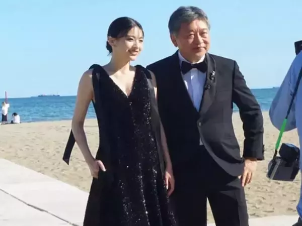 「顔小さ」出口夏希、ベネチア国際映画祭での黒ドレス姿を披露！ 「美しすぎる」「全てがワールドクラス」