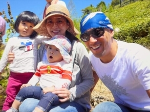 「麻央さん、綺麗だなあ」市川團十郎、亡き妻＆子どもたちとの家族4人ショットを公開！ 「素敵なご家族です」