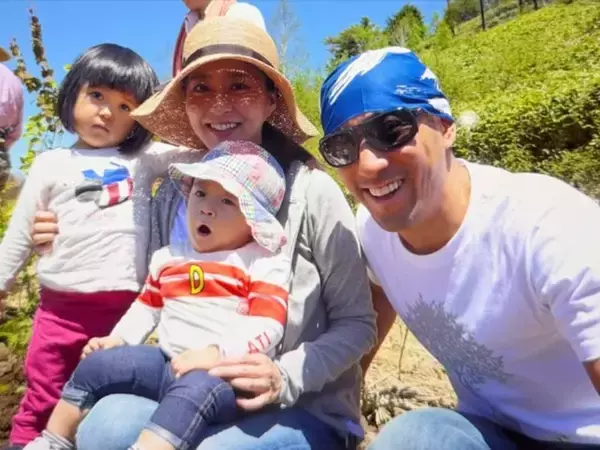 「麻央さん、綺麗だなあ」市川團十郎、亡き妻＆子どもたちとの家族4人ショットを公開！ 「素敵なご家族です」