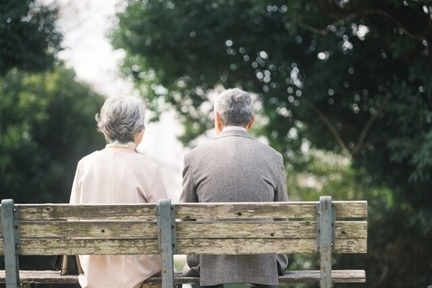 夫婦で年金を受給しています。夫は80歳。妻の私は72歳です。私は申請すれば、加給年金をもらえるのでしょうか？