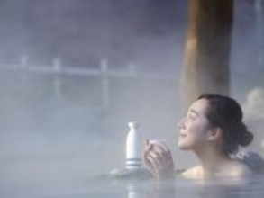 Q. 露天風呂で日本酒を楽しむ「雪見酒」に憧れます。温泉での飲酒に注意点はありますか？