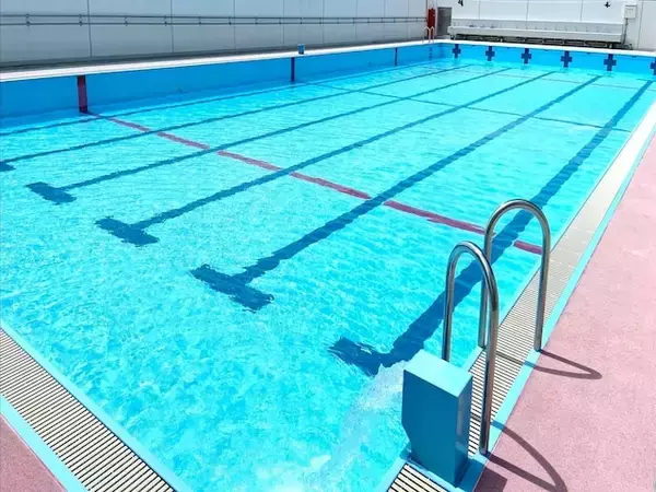 夏休み、誰も入らない学校プールは「水を抜けばいい」のに…なぜ放置できない？ 現役教師が語る裏側