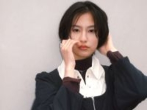 「美女がイケメンになった」美人俳優、ショートカットに人生初イメチェン！ 「造形美が過ぎる…」