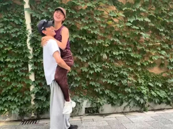 「寂しいね頑張って」村上佳菜子、“遠距離結婚”中の夫とのラブラブショットに反響「めちゃ飛んでる笑」