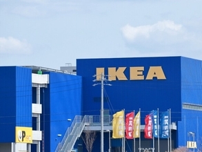 「収納力がかなりあり、大満足です」IKEAの本棚“BRIMNES ブリムネス”が好評。下段の引き出しで“見せる”と“隠す”を1台で両立