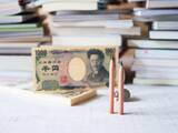「昭和50年生まれの50歳です。会社を65歳で辞めるのと、64歳11カ月で辞めるのでは、どちらが得？」の画像1