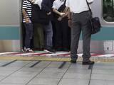 「「そこはオレの場所だ」電車内ドア横で騒ぐ高齢男性へ“予想外の対応”。車内がホッとした瞬間」の画像1