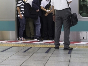 「そこはオレの場所だ」電車内ドア横で騒ぐ高齢男性へ“予想外の対応”。車内がホッとした瞬間