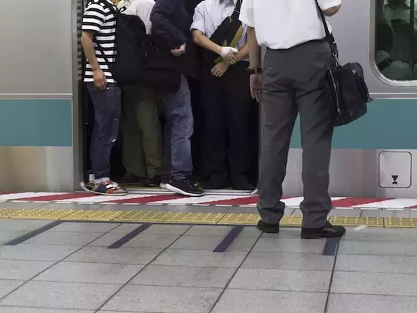 「そこはオレの場所だ」電車内ドア横で騒ぐ高齢男性へ“予想外の対応”。車内がホッとした瞬間