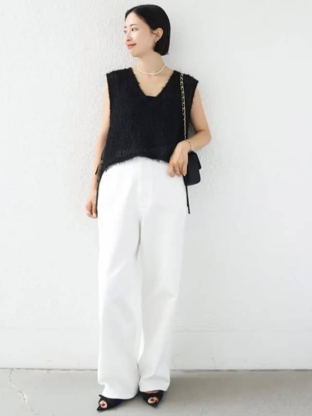 「透け感×毛足系素材」で洗練された印象に！ 晩夏におすすめ「黒トップスコーデ」4選