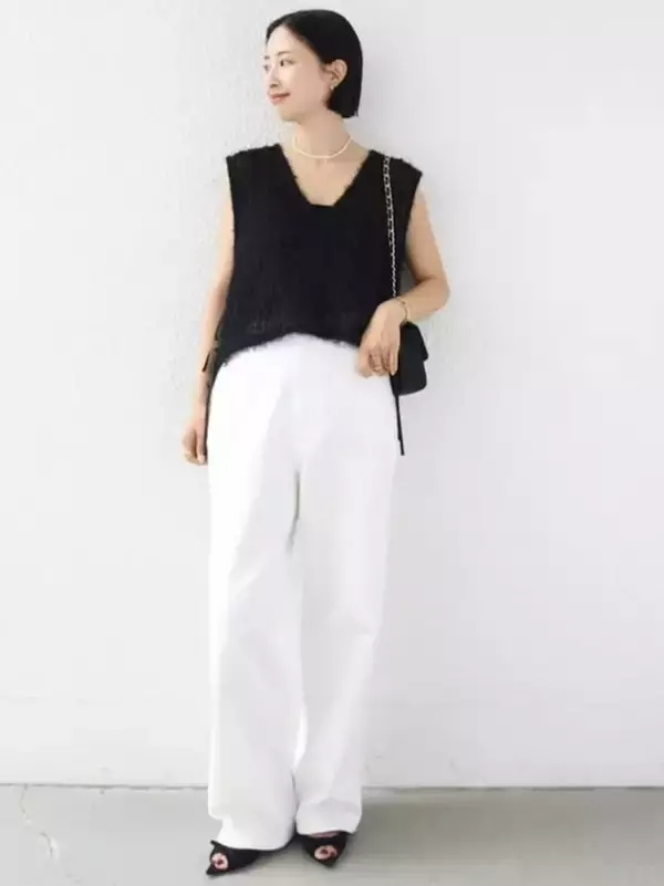 「「透け感×毛足系素材」で洗練された印象に！ 晩夏におすすめ「黒トップスコーデ」4選」の画像