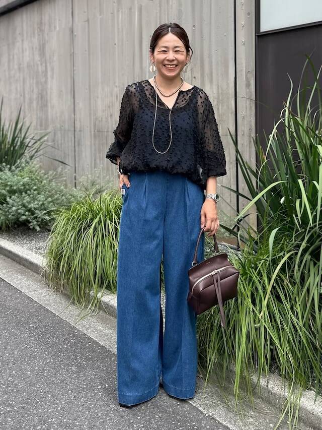 「透け感×毛足系素材」で洗練された印象に！ 晩夏におすすめ「黒トップスコーデ」4選