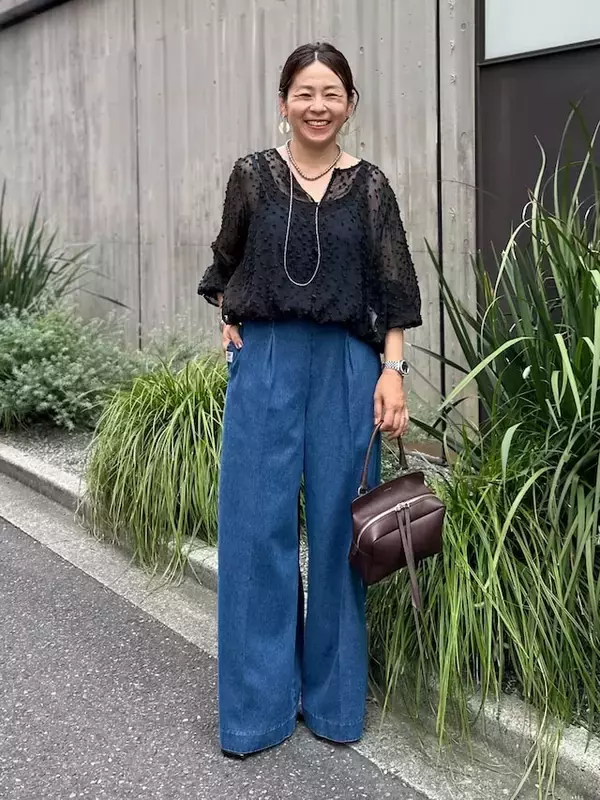 「「透け感×毛足系素材」で洗練された印象に！ 晩夏におすすめ「黒トップスコーデ」4選」の画像