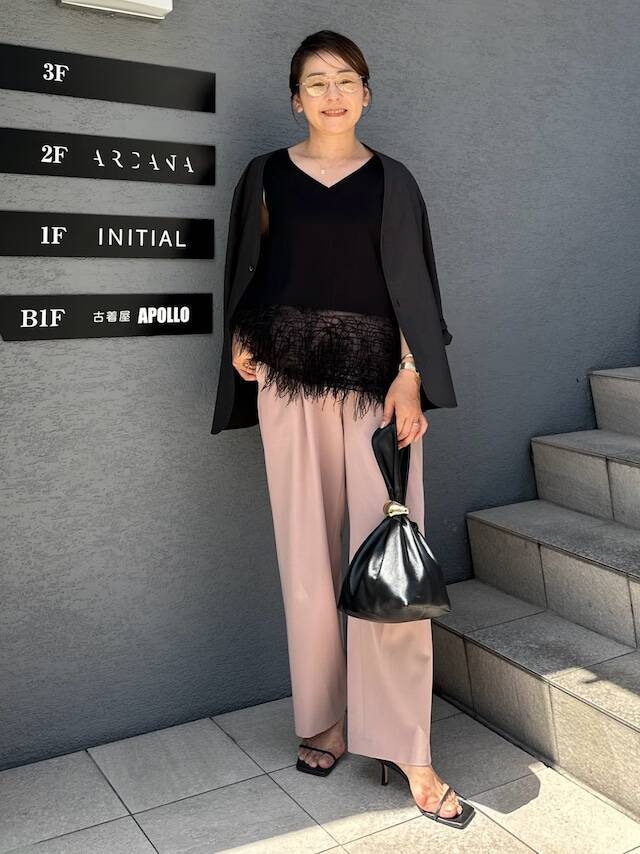 「透け感×毛足系素材」で洗練された印象に！ 晩夏におすすめ「黒トップスコーデ」4選