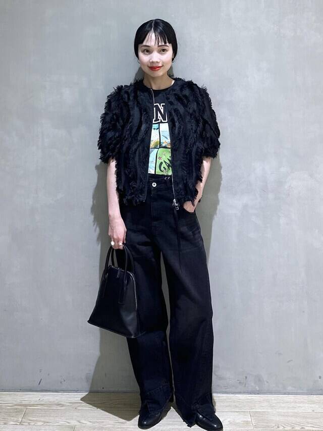 「透け感×毛足系素材」で洗練された印象に！ 晩夏におすすめ「黒トップスコーデ」4選