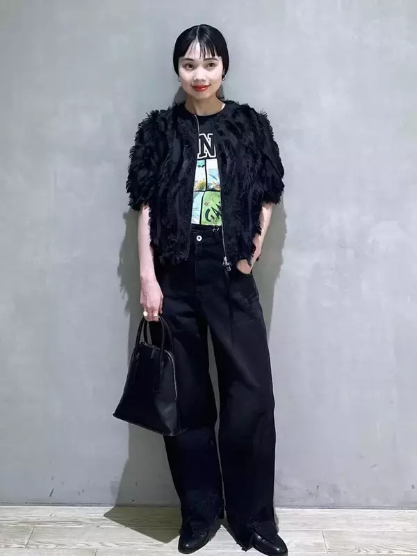 「「透け感×毛足系素材」で洗練された印象に！ 晩夏におすすめ「黒トップスコーデ」4選」の画像