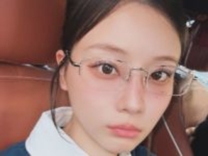 「まるで別人やん」重盛さと美、眼鏡姿にファン歓喜！ 「リケジョっぽ」「才女感漂ってますわー」