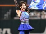 「「この世に実在してるのが信じられない」藤原紀香、圧巻スタイル際立つ始球式ショット！ 「等身バグってます」」の画像1