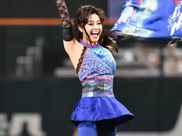 「この世に実在してるのが信じられない」藤原紀香、圧巻スタイル際立つ始球式ショット！ 「等身バグってます」