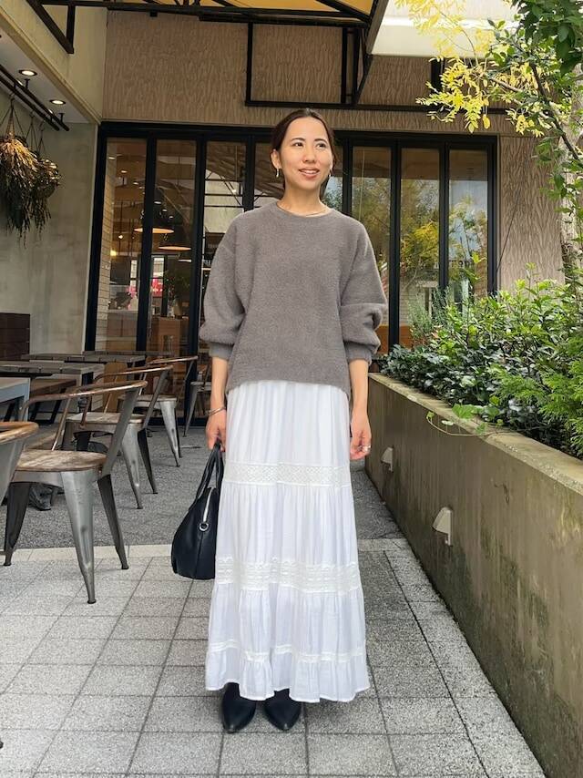 いつものニットスタイルが見違える!? 40代が今シーズン取り入れたい「トレンドニット」秋冬コーデ3選